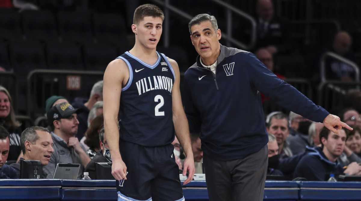 Villanova Wildcats head coach Jay Wright talks with guard Collin Gillespie (2) in the second half against the St. John’s Red Storm at Madison Square Garden.